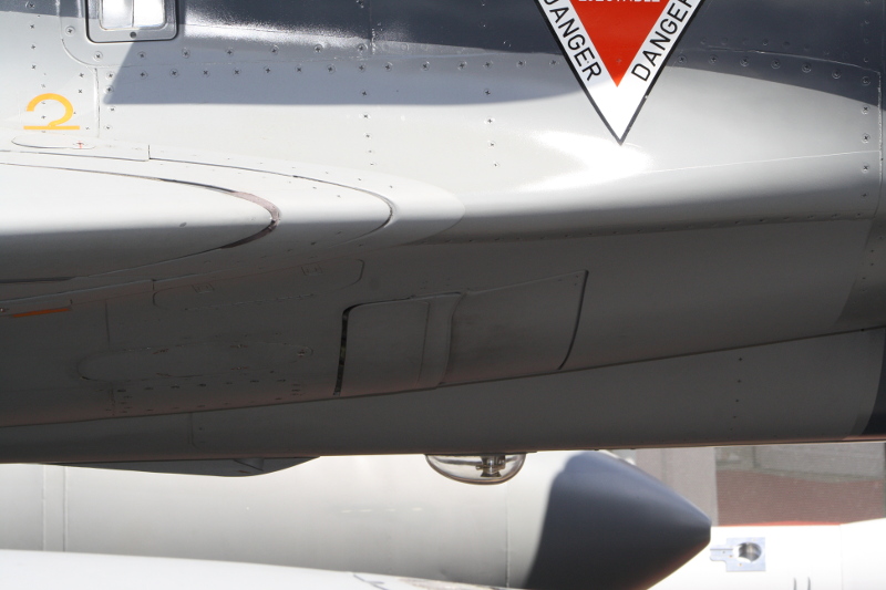 Mirage 2000D under wings details for plastic model kit