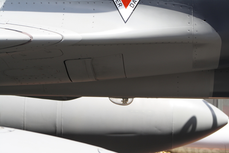 Mirage 2000D under right wing details 