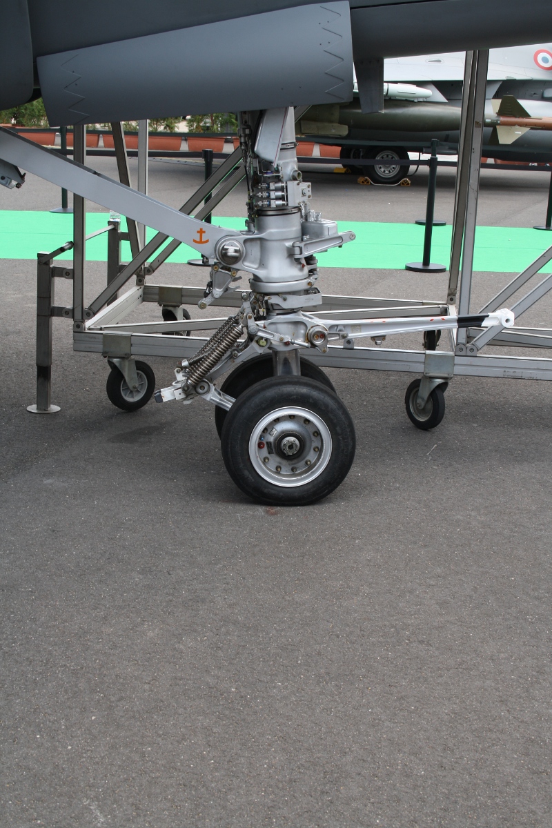 For plastic models Rafale Marine kit detailed back landing gear photos